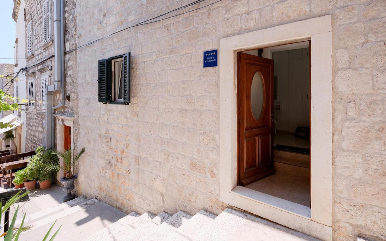 Luxor Hvar - Main Square Apartments Hvar Town Exterior photo